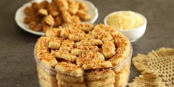 Resep Kastengel Cornflake renyah dan gurih dengan bahan sederhana. Kue kering favorit yang mudah dibuat untuk stok camilan di rumah atau sajian Lebaran. (Foto: Shutterstock/E Dewi Ambarw)