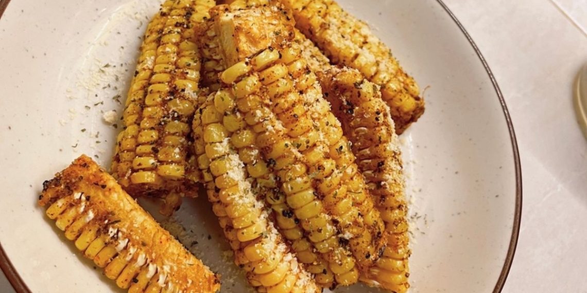 Corn ribs gurih dan renyah dari jagung manis. Resep camilan kekinian yang praktis, estetik, dan cocok untuk malam tahun baru. (Foto: Dok. Shutterstock/Martina Yunia Chong)