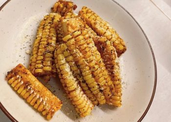 Corn ribs gurih dan renyah dari jagung manis. Resep camilan kekinian yang praktis, estetik, dan cocok untuk malam tahun baru. (Foto: Dok. Shutterstock/Martina Yunia Chong)