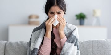 Super flu Subclade K disebut lebih menular dari flu biasa. Kenali gejala, risiko, dan cara pencegahannya agar tetap aman dan sehat. (Foto: Shutterstock/Prostock-studio)