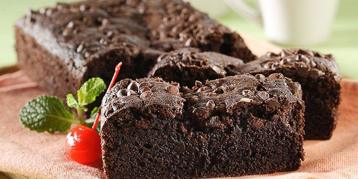Brownies tanpa tepung dengan rasa cokelat pekat dan tekstur fudgy. Resep simpel, hemat bahan, cocok untuk dessert rumahan yang istimewa. (Foto: Sajian Sedap)