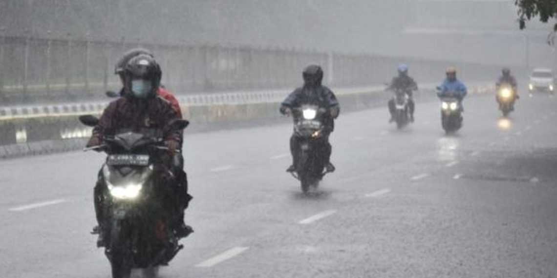 Motor yang dibiarkan kotor setelah terkena hujan berisiko berkarat, kusam, hingga korslet. Kenali dampaknya dan pentingnya mencuci motor setelah hujan. (Foto: Kompas.com)