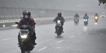 Motor yang dibiarkan kotor setelah terkena hujan berisiko berkarat, kusam, hingga korslet. Kenali dampaknya dan pentingnya mencuci motor setelah hujan. (Foto: Kompas.com)