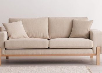 Sofa penuh noda dan bau? Gunakan soda kue dan vacuum rutin untuk hasil bersih, wangi, dan tahan lama.