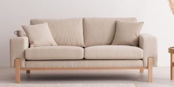 Sofa penuh noda dan bau? Gunakan soda kue dan vacuum rutin untuk hasil bersih, wangi, dan tahan lama.