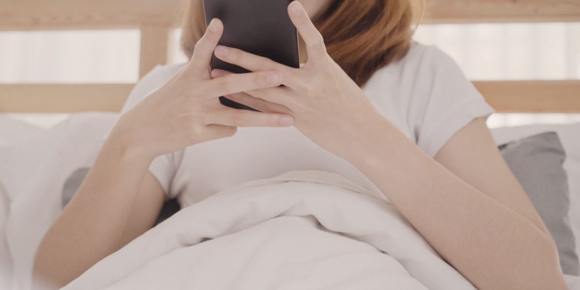 Rahasia Mengurangi Stres Pagi dengan Menghindari HP Setelah Bangun Tidur Kebiasaan langsung main HP setelah bangun tidur bisa memicu stres dan kecemasan. Ahli saraf menjelaskan bagaimana hal ini mengganggu otak di pagi hari. (Foto: Freepik/tirachardz)