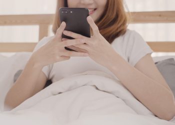 Kebiasaan langsung main HP setelah bangun tidur bisa memicu stres dan kecemasan. Ahli saraf menjelaskan bagaimana hal ini mengganggu otak di pagi hari. (Foto: Freepik/tirachardz)