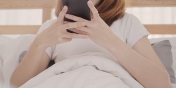 Kebiasaan langsung main HP setelah bangun tidur bisa memicu stres dan kecemasan. Ahli saraf menjelaskan bagaimana hal ini mengganggu otak di pagi hari. (Foto: Freepik/tirachardz)