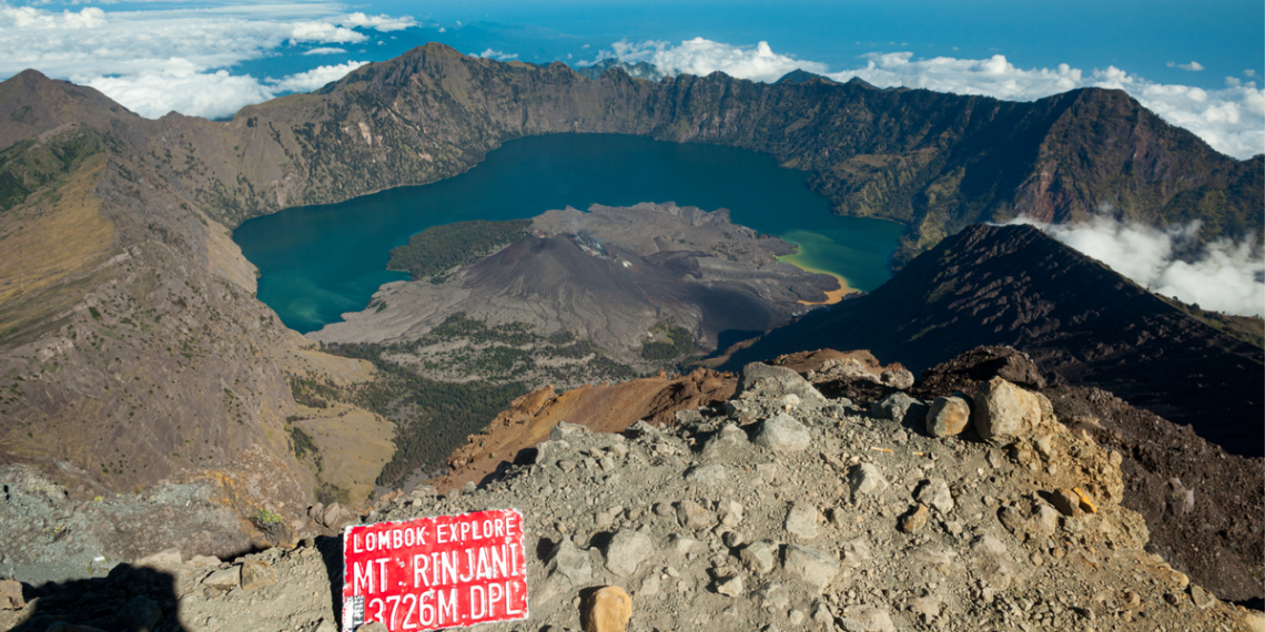 Seluruh jalur pendakian Gunung Rinjani ditutup sementara awal 2026 untuk mitigasi cuaca ekstrem dan pemulihan ekosistem. (Foto: canva.com)