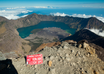 Seluruh jalur pendakian Gunung Rinjani ditutup sementara awal 2026 untuk mitigasi cuaca ekstrem dan pemulihan ekosistem. (Foto: canva.com)