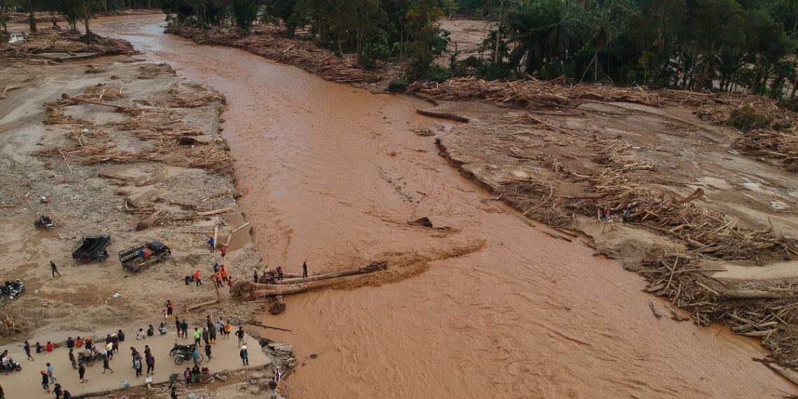 Telkom menambah backup satelit dan layanan WiFi gratis untuk mendukung komunikasi warga di lokasi bencana Sumatra. (Foto: ANTARA/Yudi Manar)