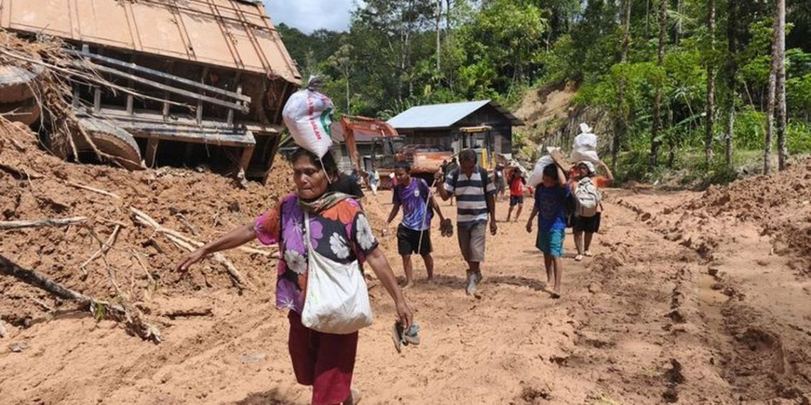 BNPB melaporkan delapan kecamatan di Sumut masih terisolasi akibat longsor. Akses jalan ke Taput belum tembus dan logistik dikirim lewat udara. (Foto: KOMPAS/NIKSON SINAGA)