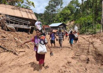 BNPB melaporkan delapan kecamatan di Sumut masih terisolasi akibat longsor. Akses jalan ke Taput belum tembus dan logistik dikirim lewat udara. (Foto: KOMPAS/NIKSON SINAGA)