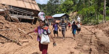 BNPB melaporkan delapan kecamatan di Sumut masih terisolasi akibat longsor. Akses jalan ke Taput belum tembus dan logistik dikirim lewat udara. (Foto: KOMPAS/NIKSON SINAGA)