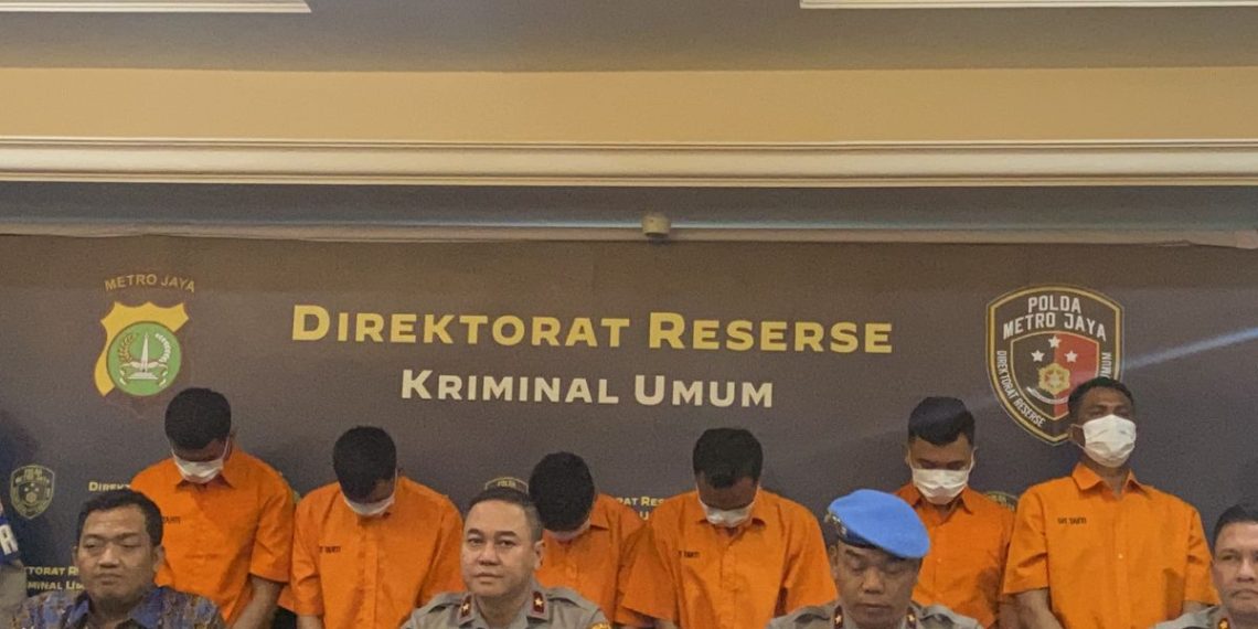 Enam anggota Polri ditetapkan sebagai tersangka kasus pengeroyokan mata elang hingga tewas di Kalibata. Simak kronologi dan pasal yang dikenakan. (Foto: Kompas / Hanifah Salsabila)