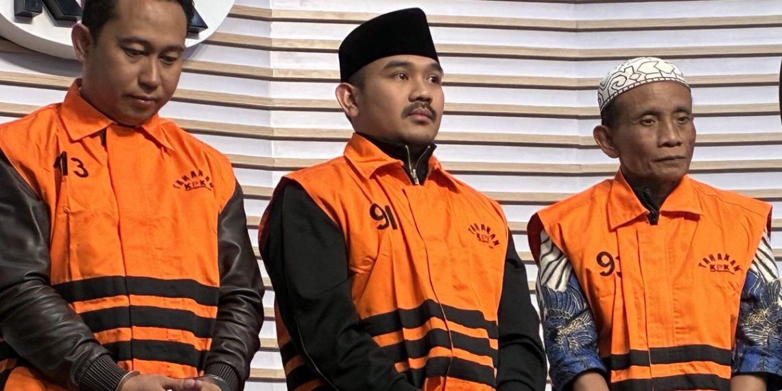 Bupati Bekasi nonaktif Ade Kuswara meminta maaf ke warga usai ditetapkan sebagai tersangka kasus ijon proyek dalam OTT KPK. (Foto: KOMPAS.com/HARYANTI PUSPA SARI)