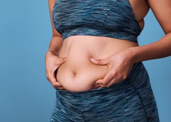 Seorang dokter metabolik membagikan rutinitas alami untuk membantu mengurangi lemak perut tanpa diet ekstrem. Intip langkah sehat yang bisa diterapkan harian. (Foto: Getty Images/katleho Seisa)