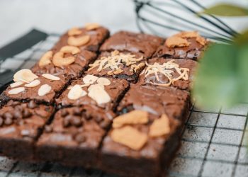 Resep brownies panggang 3 bahan yang praktis, hemat, dan tetap legit. Cocok untuk pemula, camilan rumahan, dan mood booster harian.