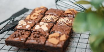 Resep brownies panggang 3 bahan yang praktis, hemat, dan tetap legit. Cocok untuk pemula, camilan rumahan, dan mood booster harian.