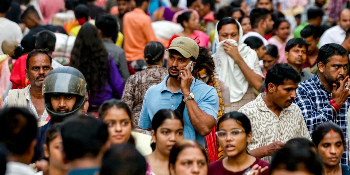 India mewajibkan produsen ponsel memasang aplikasi keamanan pemerintah yang tidak bisa dihapus. Kebijakan ini memicu kekhawatiran privasi dari industri teknologi. (Foto: bisnisupdate.com)