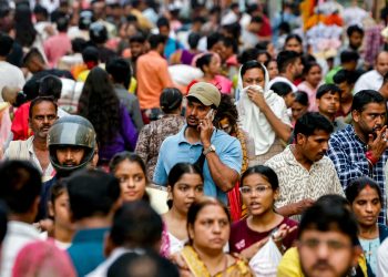 India mewajibkan produsen ponsel memasang aplikasi keamanan pemerintah yang tidak bisa dihapus. Kebijakan ini memicu kekhawatiran privasi dari industri teknologi. (Foto: bisnisupdate.com)