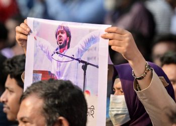 Kerusuhan kembali pecah di Dhaka setelah pemimpin demo pro demokrasi Sharif Osman Hadi meninggal dunia. (Foto: Munir UZ ZAMAN / AFP)