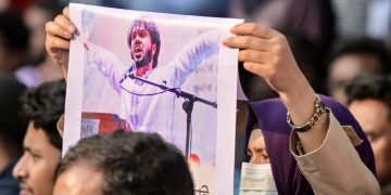 Kerusuhan kembali pecah di Dhaka setelah pemimpin demo pro demokrasi Sharif Osman Hadi meninggal dunia. (Foto: Munir UZ ZAMAN / AFP)