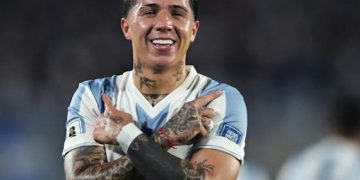 Enzo Fernandez mengungkap impian besar menjadi kapten Argentina setelah Messi. Simak perjalanan karier dan ambisi pemain muda Albiceleste ini. (Foto: onefootball.com)