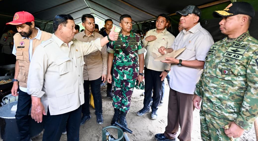 Arahan Tegas Prabowo Usai Tinjau Lokasi Banjir Aceh Prabowo Subianto tinjau lokasi banjir di Bireuen Aceh dan keluarkan arahan percepatan perbaikan jembatan serta dukungan untuk petani terdampak. (Foto: Kemhan RI)