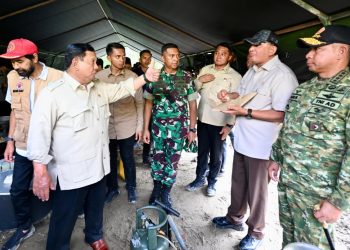 Prabowo Subianto tinjau lokasi banjir di Bireuen Aceh dan keluarkan arahan percepatan perbaikan jembatan serta dukungan untuk petani terdampak. (Foto: Kemhan RI)