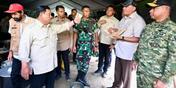 Prabowo Subianto tinjau lokasi banjir di Bireuen Aceh dan keluarkan arahan percepatan perbaikan jembatan serta dukungan untuk petani terdampak. (Foto: Kemhan RI)
