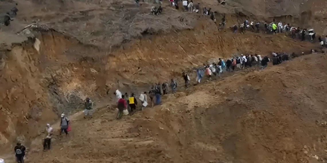 Akses jalan terputus akibat banjir longsor memaksa warga Bener Meriah berjalan kaki ke Aceh Utara demi sembako dan BBM. (Foto: TikTok.com/@joe_sastra)