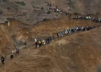 Akses jalan terputus akibat banjir longsor memaksa warga Bener Meriah berjalan kaki ke Aceh Utara demi sembako dan BBM. (Foto: TikTok.com/@joe_sastra)