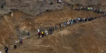 Akses jalan terputus akibat banjir longsor memaksa warga Bener Meriah berjalan kaki ke Aceh Utara demi sembako dan BBM. (Foto: TikTok.com/@joe_sastra)