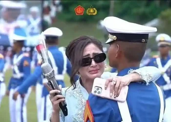 Dewi Perssik mengungkap rasa haru dan bangga setelah putranya, Gabriel, lolos masuk Akmil. Ia menyebut perjalanan pendidikan sang anak masih panjang. (Foto: Youtube Akademi TNI)