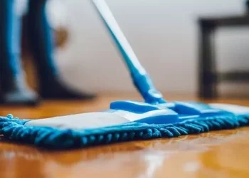 Temukan rekomendasi pembersih lantai keramik terbaik untuk hilangkan noda membandel dan menjaga rumah tetap higienis.