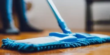 Temukan rekomendasi pembersih lantai keramik terbaik untuk hilangkan noda membandel dan menjaga rumah tetap higienis.