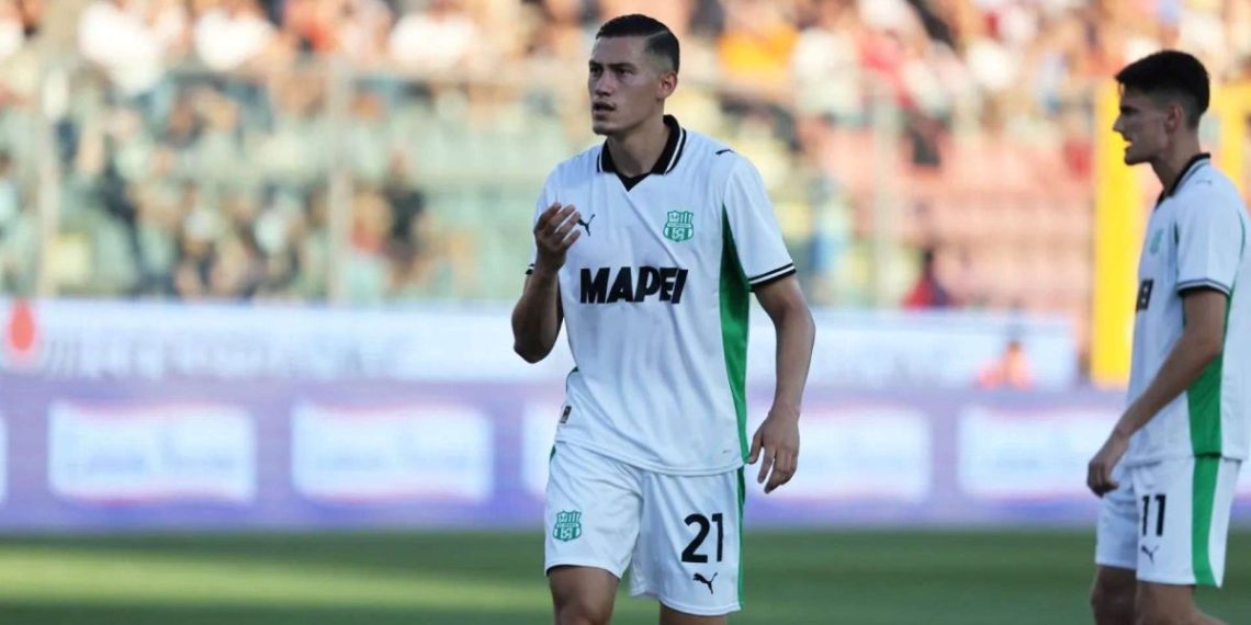 Jay Idzes diprediksi naik gaji hingga Rp 40 miliar per tahun jika bergabung ke AC Milan atau Inter Milan. Ini rinciannya. (Foto: Sassuolo Calcio)