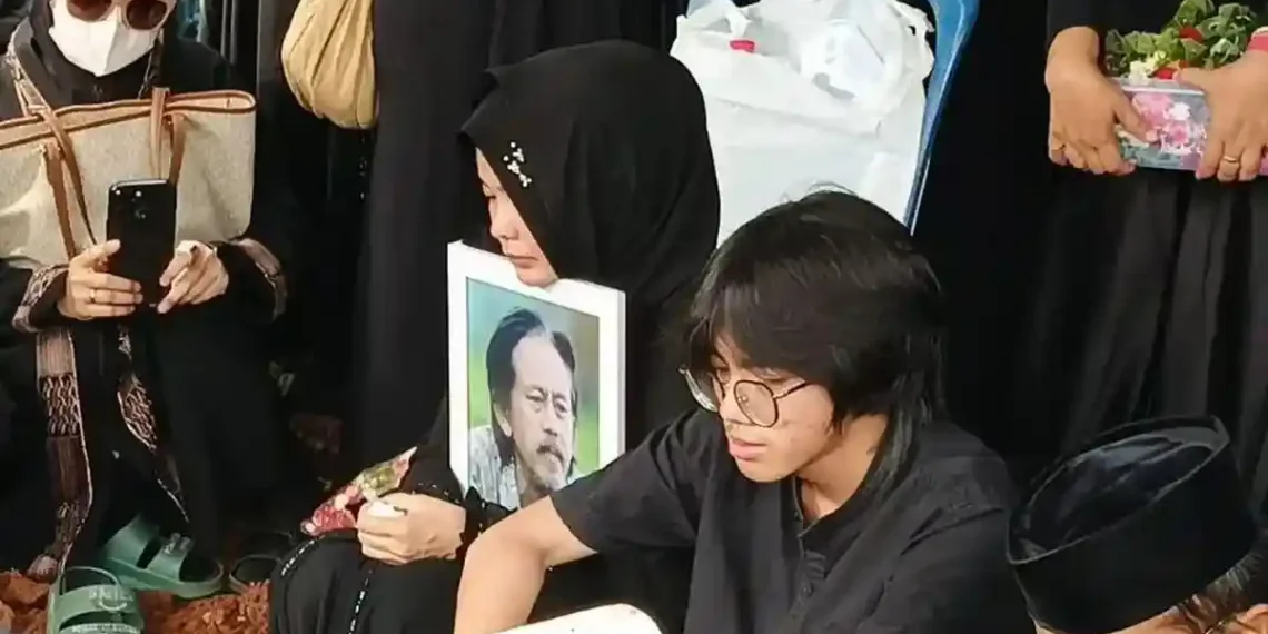 Karina Ranau menangis dalam mobil jenazah sambil mengucapkan pesan cinta terakhir untuk suaminya, Epy Kusnandar, yang meninggal pada usia 61 tahun. (Foto: Tribunnews.com/M Alivio Mubarak Junior)