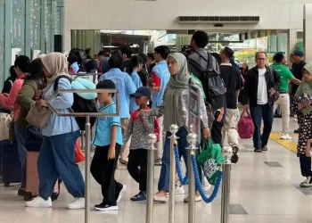 Pemudik Nataru memilih pulang kampung lebih awal dari Stasiun Pasar Senen demi berkumpul bersama keluarga. (Foto: Warta Kota)
