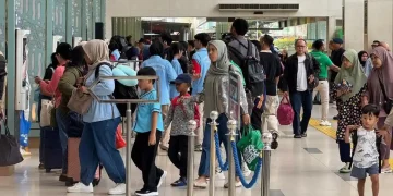 Pemudik Nataru memilih pulang kampung lebih awal dari Stasiun Pasar Senen demi berkumpul bersama keluarga. (Foto: Warta Kota)