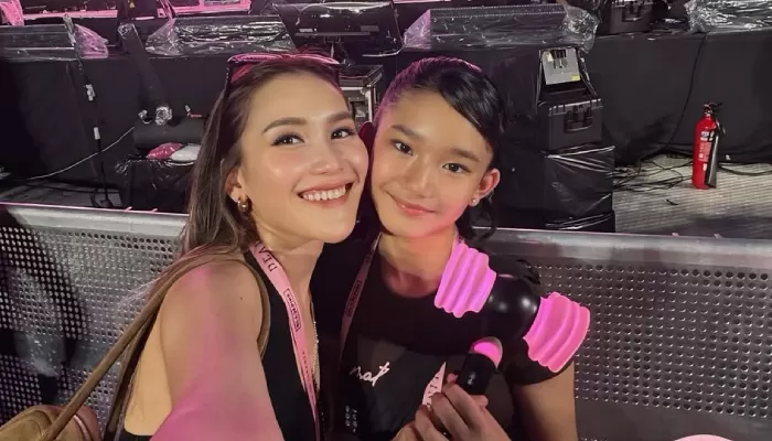 Viral Doa Ya Allah Lindungi Bilqis, Putri Ayu Ting Ting Justru Ikut Terkejut Doa Ya Allah Lindungi Bilqis ciptaan Ayu Ting Ting viral di media sosial dan disambut haru oleh putrinya. (Foto: Instagram @ayutingting92)