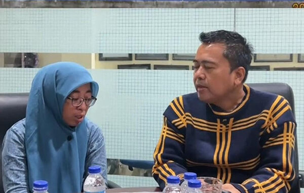 Kisah Nur Aini, Guru ASN di Pasuruan yang Dipecat Usai Viral Keluhkan Jarak Sekolah 114 Km Guru ASN di Pasuruan, Nur Aini, dipecat setelah viral curhat jarak sekolah yang jauh. Ia disebut absen lebih dari 28 hari dan dijatuhi sanksi disiplin berat. (Foto: Istimewa)