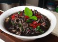 Resep cumi hitam gurih pekat dari tinta alami, bumbu meresap, anti amis, dan mudah dibuat. Cocok untuk menu hemat tapi istimewa. (Foto: tokowahab.com)