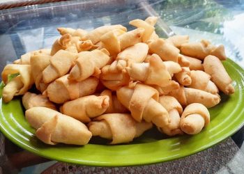 Resep pisang molen mini renyah dan manis dengan adonan lembut dan isi pisang keju. Praktis dibuat dan cocok untuk camilan sehari hari. (Foto: orami.co.id)