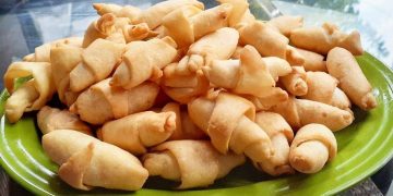 Resep pisang molen mini renyah dan manis dengan adonan lembut dan isi pisang keju. Praktis dibuat dan cocok untuk camilan sehari hari. (Foto: orami.co.id)