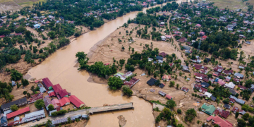 Penanganan bencana banjir dan longsor di Aceh, Sumut, dan Sumbar memasuki tahap transisi rehabilitasi. Data korban, desa hilang, dan hunian sementara terus diperbarui. (Foto: relawannusantara.id)
