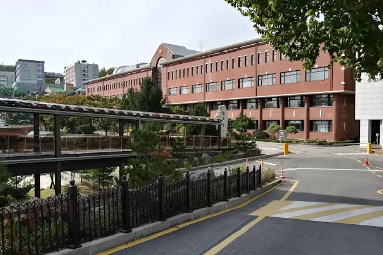 Ribuan Sekolah di Korea Selatan Tutup karena Kekurangan Siswa Korea Selatan menutup ribuan sekolah karena kekurangan siswa. Data kementerian pendidikan menunjukkan penurunan drastis jumlah sekolah dasar hingga menengah. (Foto: ourindonesia.com)