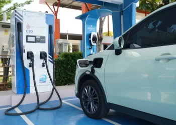 Pelajari strategi menghemat baterai mobil listrik saat perjalanan libur Natal dan Tahun Baru agar perjalanan tetap efisien dan lancar. (Foto: Jawapos)