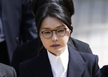 Jaksa Korea Selatan menuntut 15 tahun penjara untuk eks Ibu Negara Kim Keon Hee atas dugaan manipulasi saham, korupsi, dan campur tangan politik. (Foto: Joint Press Corps)
